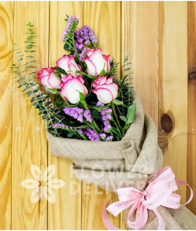 5 Elegant Two-Tone Ecuadorian Roses