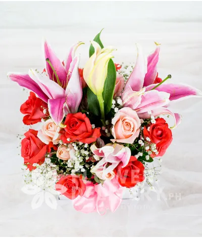 Charming Pink Flowers in a Round Box Charming Pink Flowers in a Round Box
