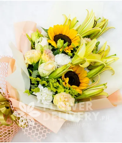 Elegant Bouquet of Sunflowers and Lilies Elegant Bouquet of Sunflowers and Lilies