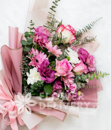 Elegant Mix Bouquet of Imported Roses